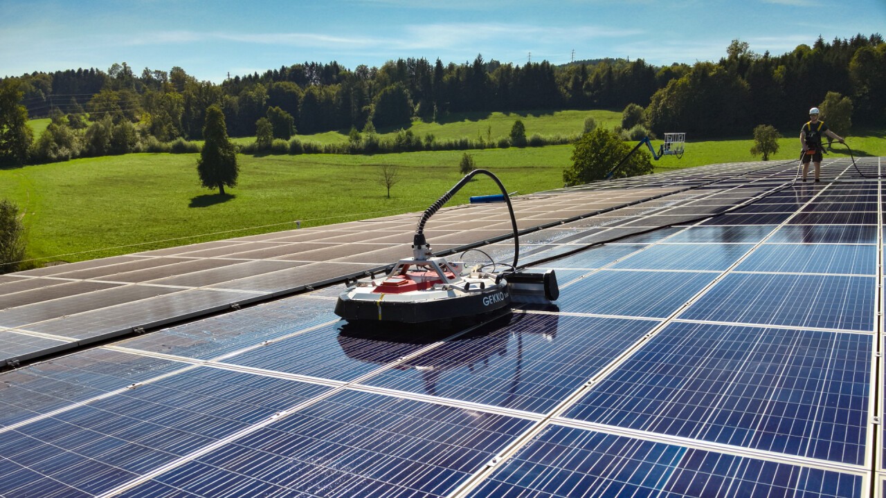 Unser Reinigungsroboter «Gekko» bringt das Solardach zum Strahlen