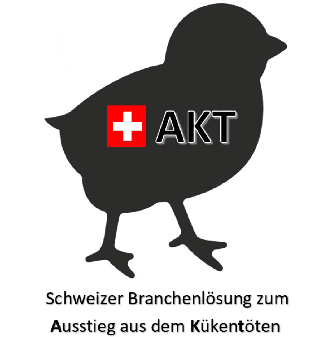Schwarze Silhouette eines Kükens mit einer roten Schweizer Flagge und dem Wort AKT auf dem Körper. Darunter steht ein deutscher Text: Schweizer Branchenlösung zum Ausstieg aus dem Kükentöten.