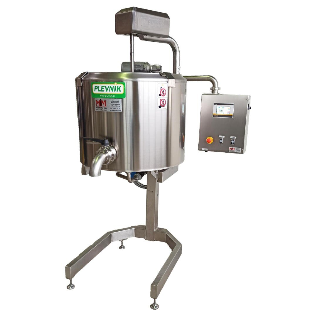 Ein industrieller Käsebottich aus Edelstahl mit einem Bedienfeld und automatischen Funktionen, der auf drei Beinen steht. Die Maschine ist mit PLEVNIK beschriftet und hat einen Ausguss an der Vorderseite für die Flüssigkeitsausgabe.