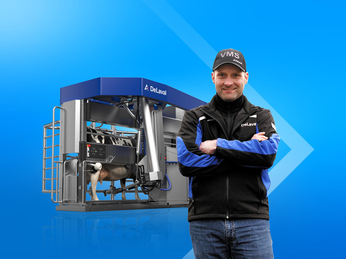 Ein lächelnder Mann in einer DeLaval Jacke und Mütze steht mit verschränkten Armen vor einer modernen automatischen DeLaval Melkmaschine vor einem hellblauen Hintergrund.