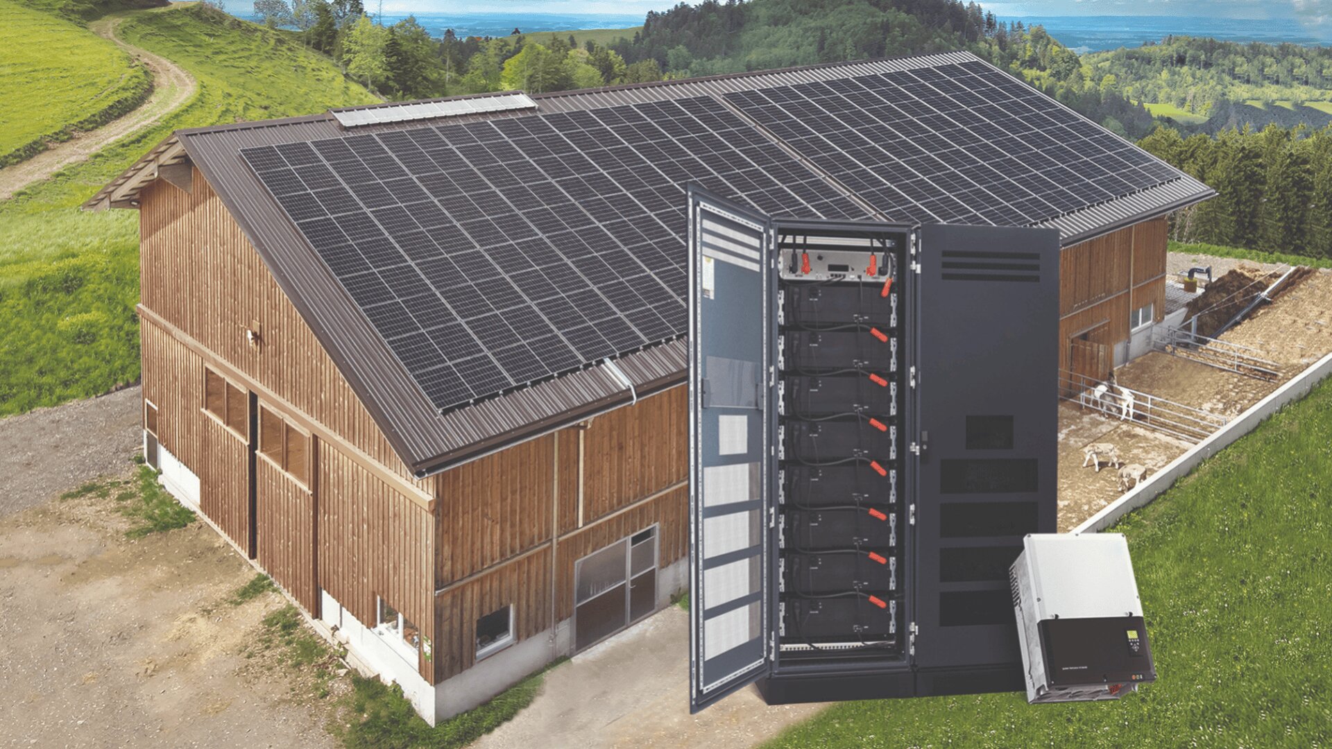 Eine große Scheune mit Sonnenkollektoren auf dem Dach in einer ländlichen Landschaft, mit einer Nahaufnahme eines digital überlagerten Energiespeichersystems im Vordergrund.