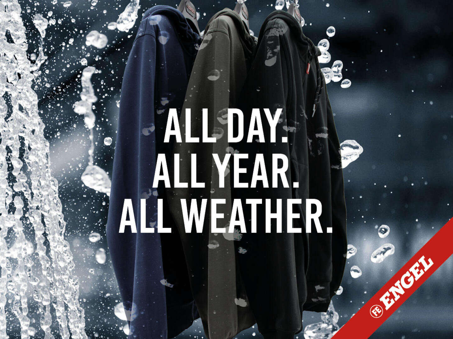 Drei an Haken hängende Jacken mit spritzendem Wasser um sie herum. Der fettgedruckte Text über dem Bild lautet: ALL DAY. ALLES JAHR. ALLES WETTER. Das Engel-Logo erscheint in der unteren rechten Ecke.