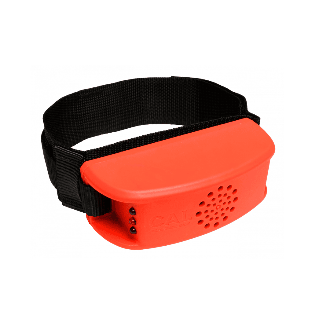 Eine rote Kunststoffvorrichtung mit Belüftungslöchern und einem schwarzen verstellbaren Riemen, die einem Maulkorb oder einer Schutzhülle ähnelt, fotografiert auf weißem Hintergrund.