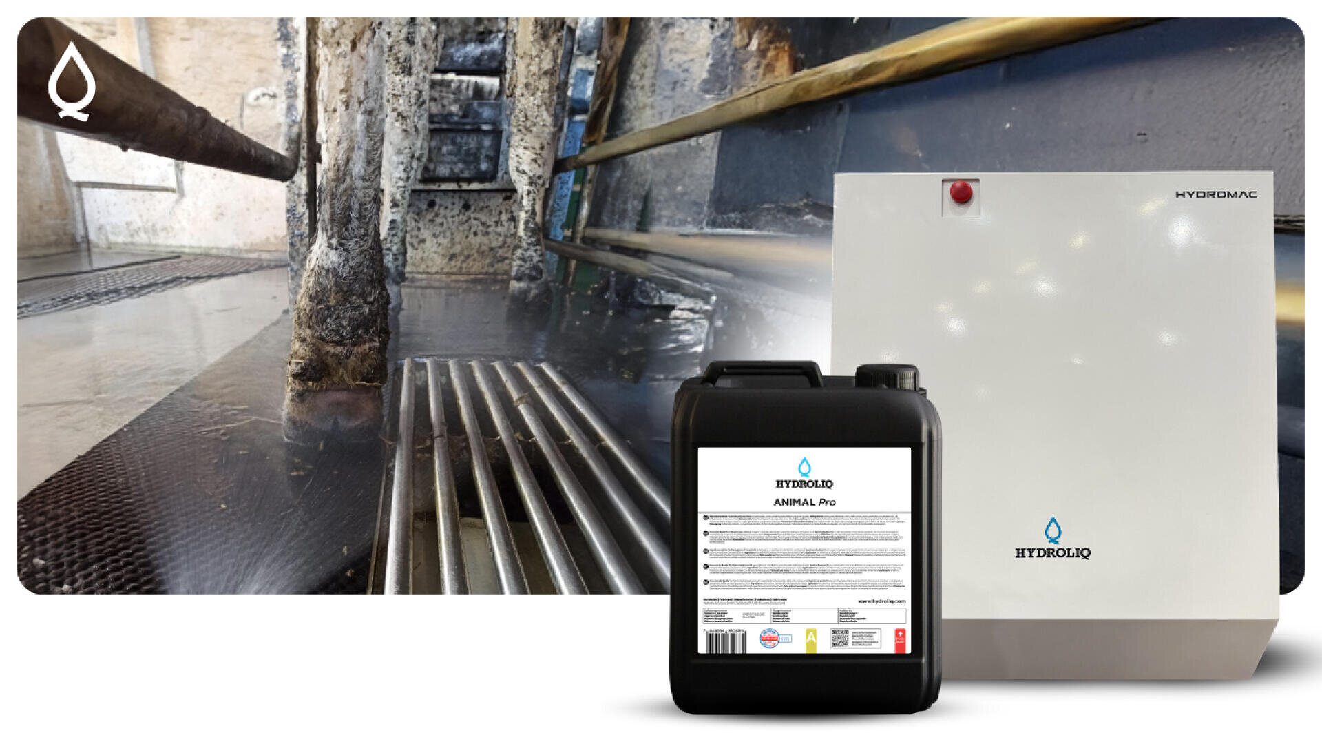 Ein schwarzer Chemikalienbehälter mit der Aufschrift HYDROCALQ ANIMAL Pro und ein weißes Gerät mit der Aufschrift HYDROMAC sind vor einer feuchten Industriekulisse mit Metallgittern und Tierhufen ausgestellt.