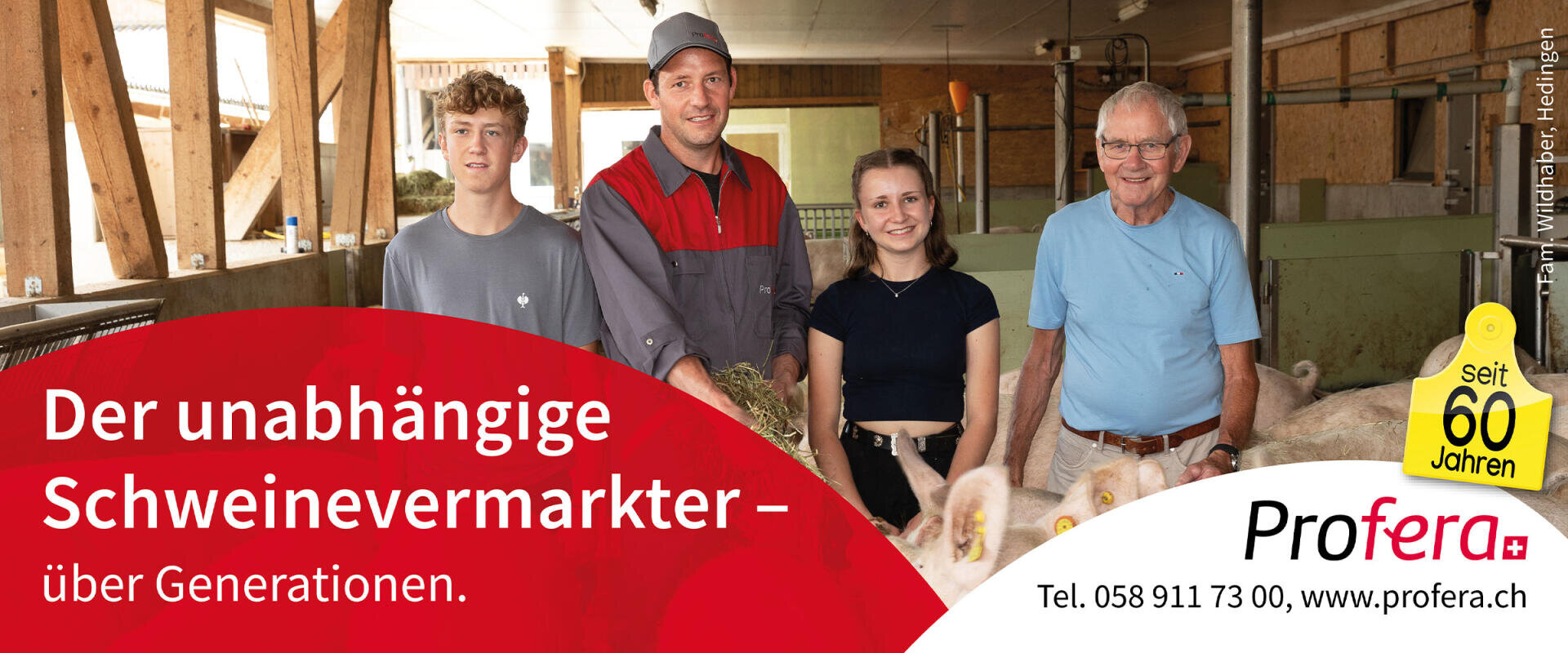Vier Personen unterschiedlichen Alters - zwei Männer, eine junge Frau und ein Jugendlicher - stehen lächelnd in einem Schweinestall. Im Vordergrund sind Ferkel zu sehen. Der Text wirbt für ein unabhängiges Schweinevermarktungsunternehmen, Profera, das vor 60 Jahren gegründet wurde.