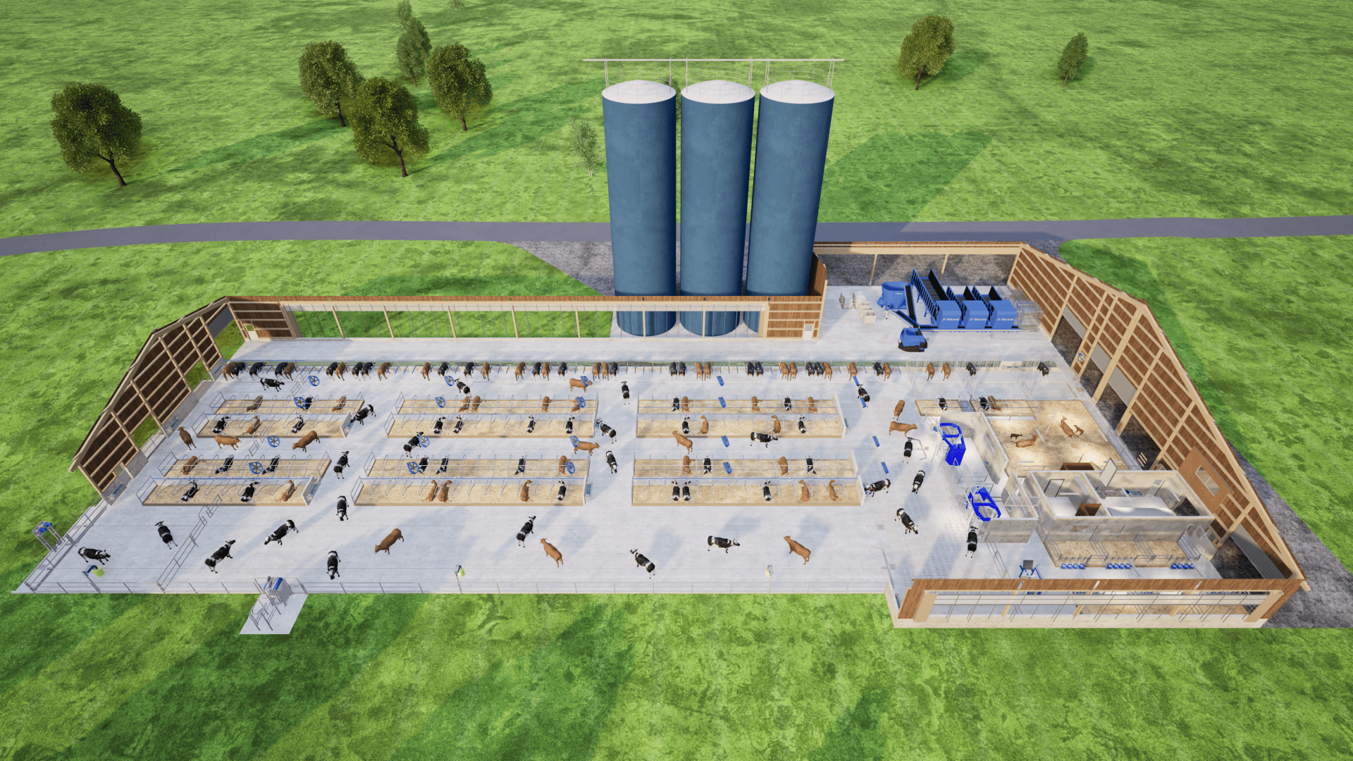 Luftaufnahme eines modernen, offen angelegten Milchviehbetriebs mit mehreren Rinderställen, drei großen blauen Silos, Maschinen und einigen Bäumen auf grünem Gras, das die Anlage umgibt.