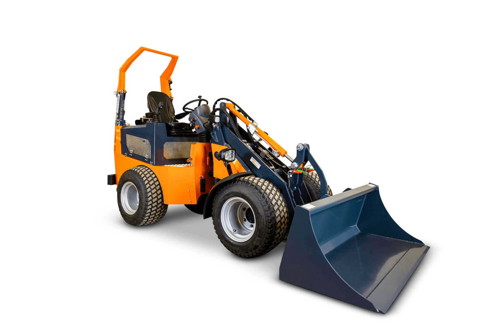 Ein kompakter, orange-schwarzer Kompaktlader mit großen, robusten Reifen und einer vorne angebrachten Schaufel, dargestellt auf einem schlichten weißen Hintergrund.