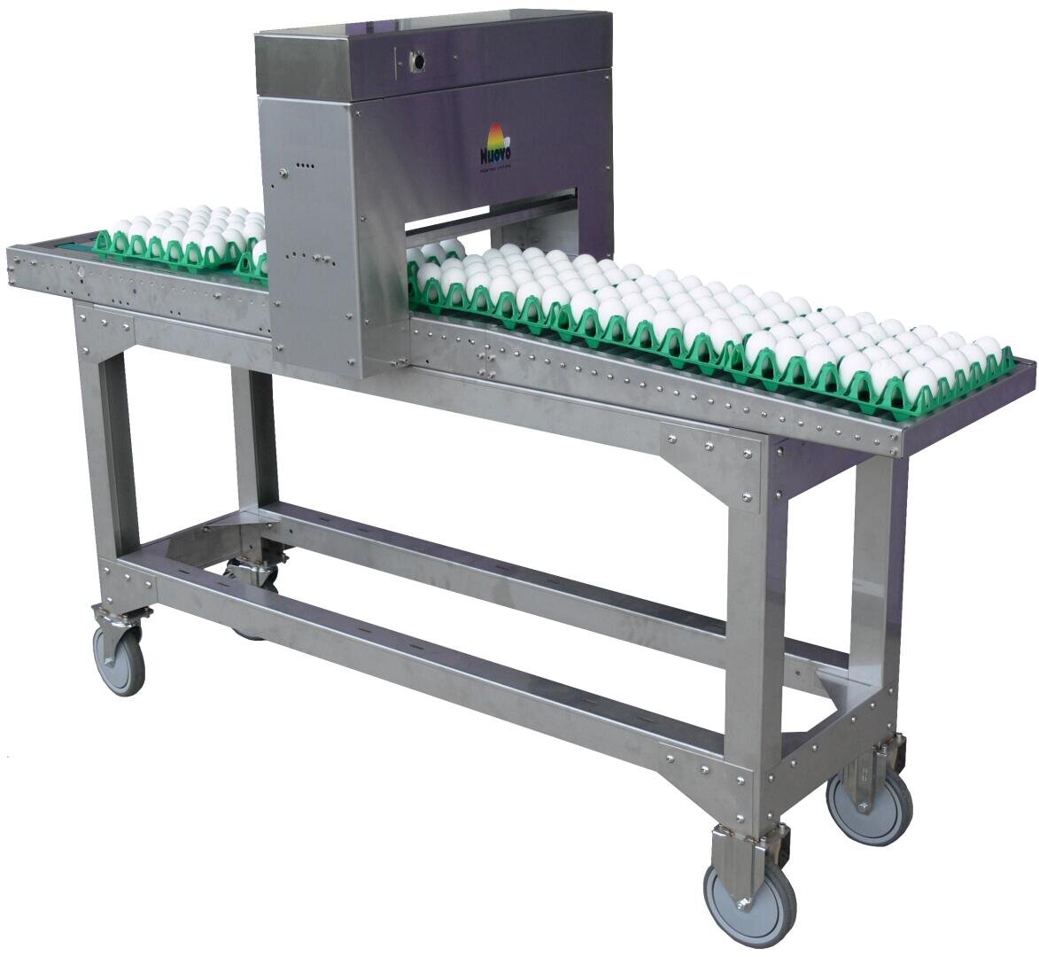 Eine Fördermaschine aus rostfreiem Stahl, bei der Schalen mit weißen Eiern durch eine rechteckige Abtast- oder Sortiervorrichtung laufen, die zur Mobilität auf vier Rädern montiert ist.
