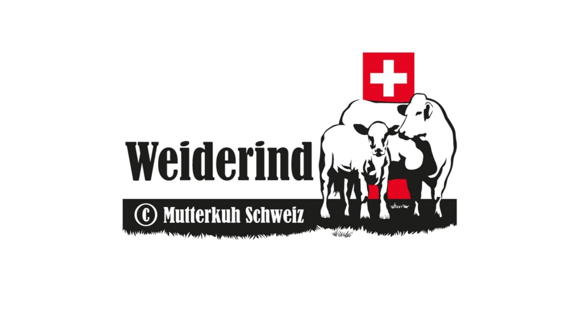Logo mit zwei Kühen vor einer roten Schweizer Flagge mit weißem Kreuz. Der Text lautet Weiderind und darunter © Mutterkuh Schweiz in weiß auf schwarzem Hintergrund mit Gras am unteren Rand.