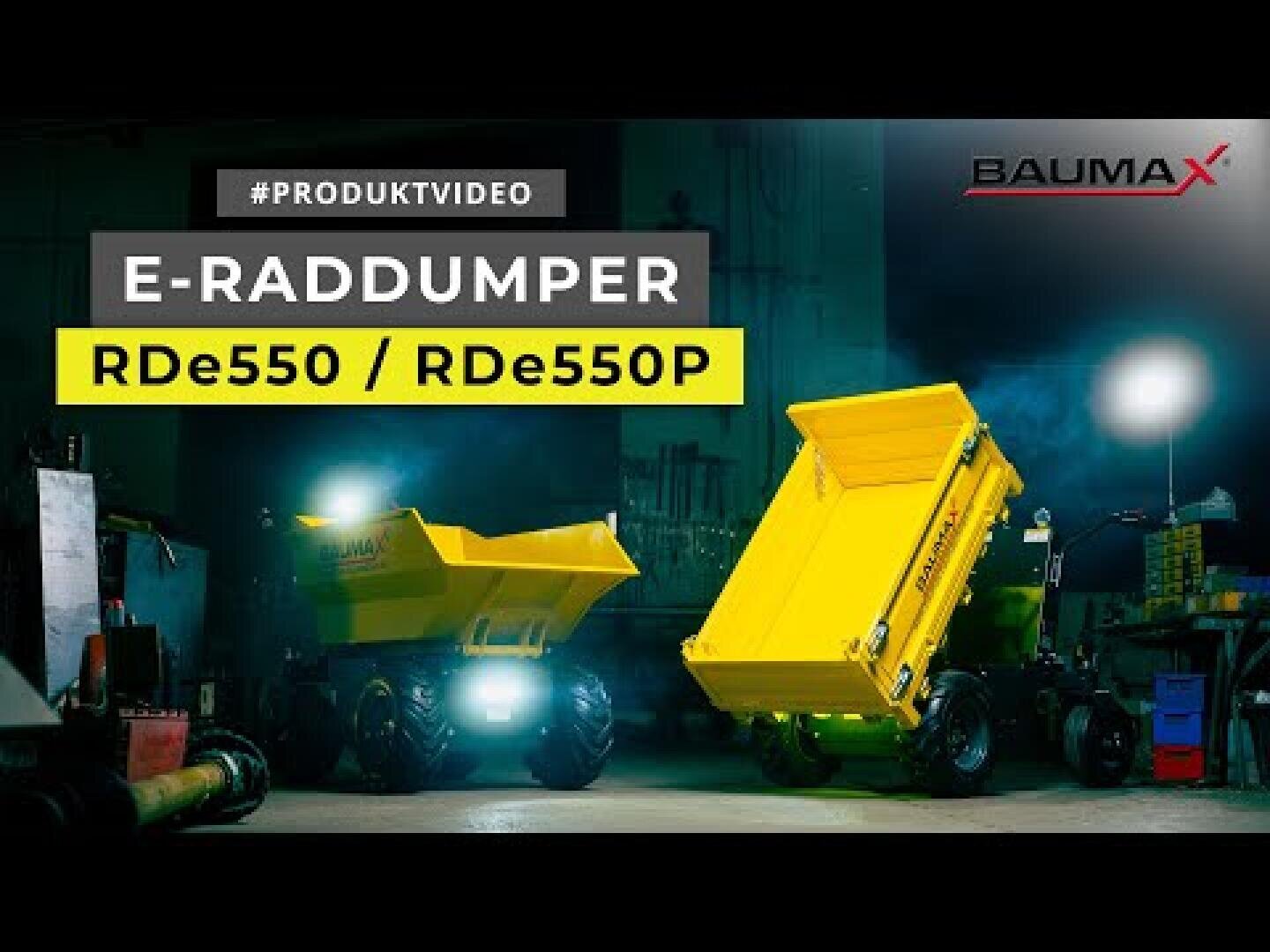 Zwei leuchtend gelbe Elektro-Raddumper, einer mit angehobener Ladefläche, werden in einer schwach beleuchteten Industrieumgebung präsentiert. Der Text hebt "E-RADDUMPER RDe550 / RDe550P" hervor - Teil eines Werbevideos für Baumax.