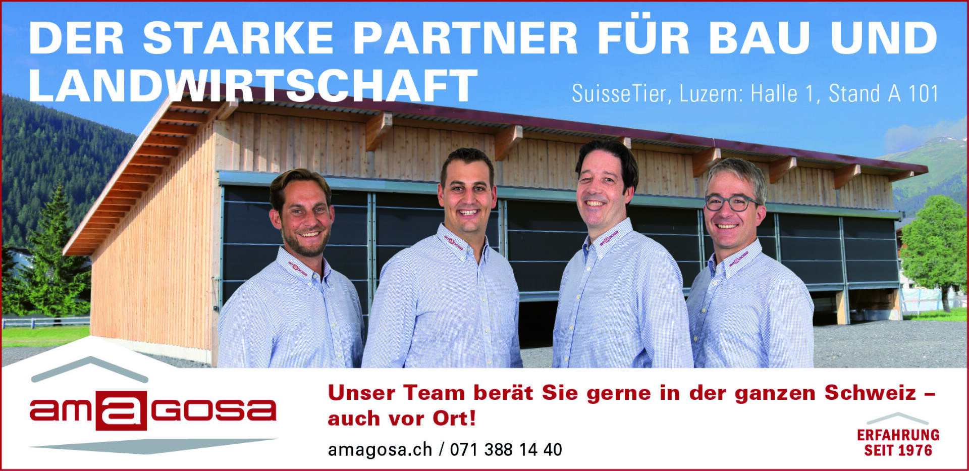 Vier Männer in weißen Hemden stehen lächelnd vor einem Holzgebäude mit Bergen und blauem Himmel im Hintergrund. Das Bild wirbt für Amagosa als Partner für Bau und Landwirtschaft in der Schweiz.