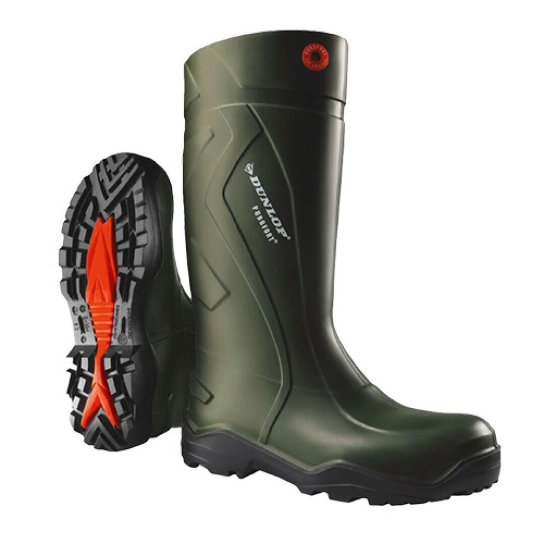 Ein Paar grüne Dunlop-Arbeitsstiefel, wobei ein Stiefel aufrecht steht und der andere auf der Seite liegt. Die robuste schwarze Sohle ist mit orangefarbenen Akzenten versehen, um die Griffigkeit zu erhöhen.