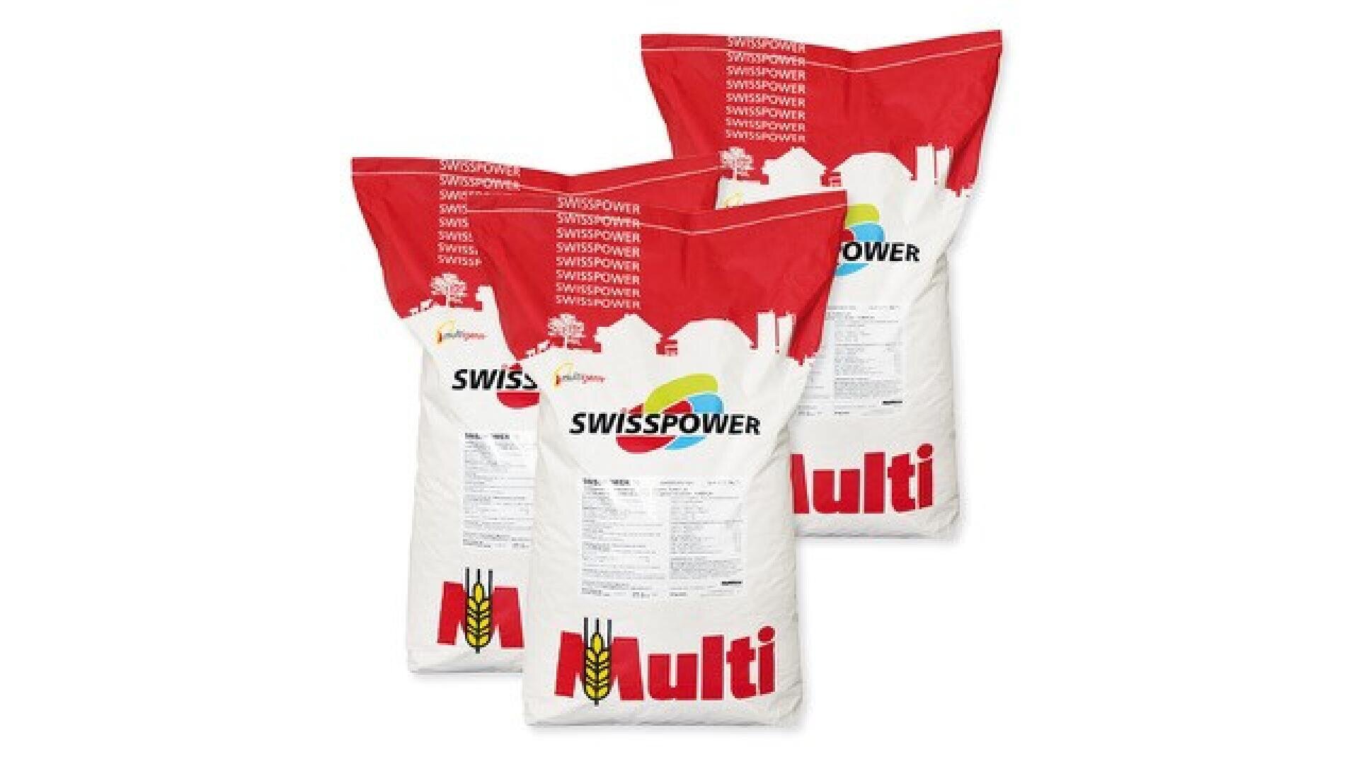 Drei Säcke mit Swisspower Multi Tierfutter stehen aufrecht. Die Säcke sind überwiegend weiß mit roten Verschlüssen, dem Schriftzug "SWISSPOWER" und einigen sichtbaren Nährwertangaben auf der Vorderseite.