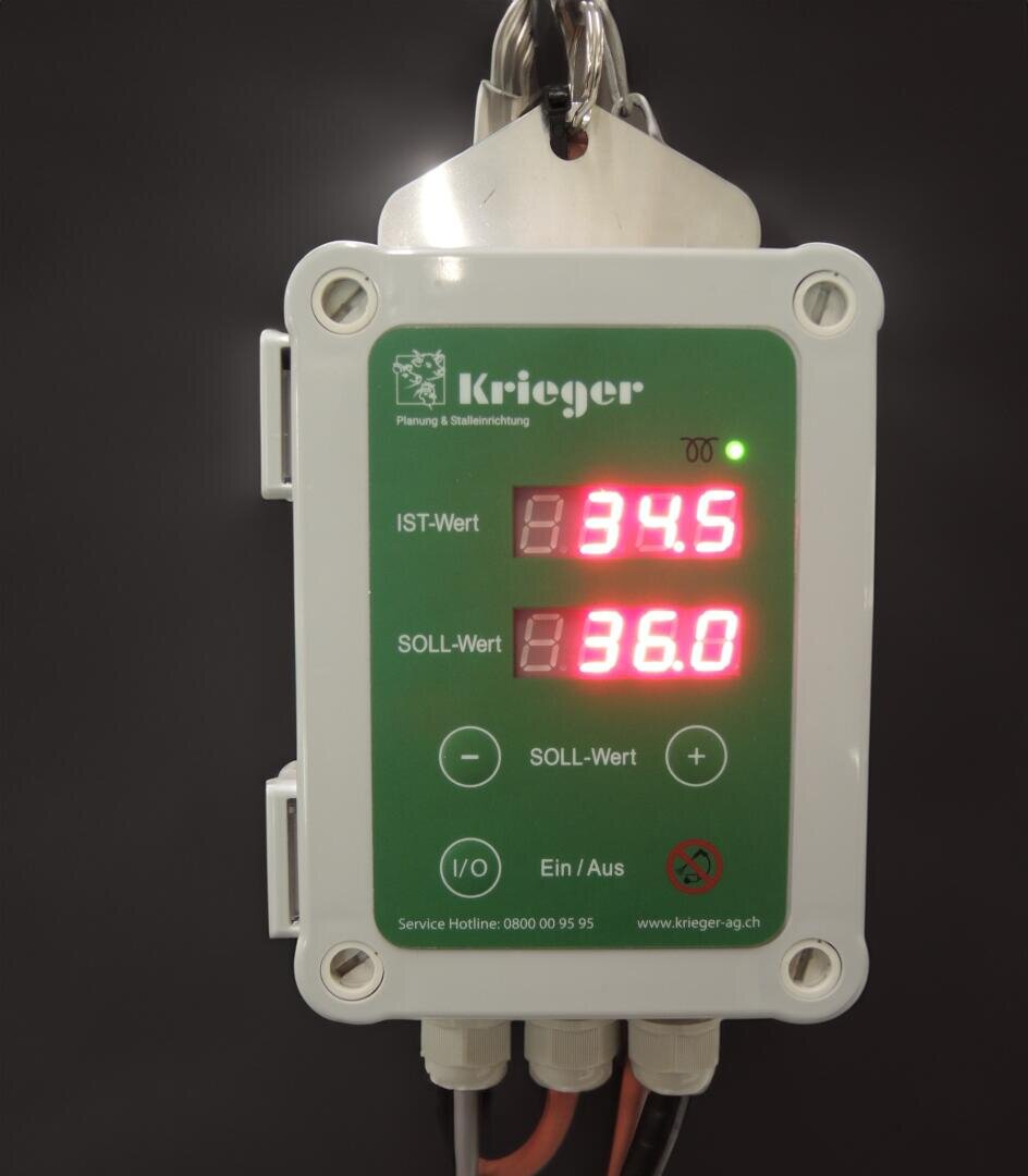 Nahaufnahme eines Krieger-Temperaturreglers, der einen Ist-Wert (IST-Wert) von 34,5 und einen Soll-Wert (SOLL-Wert) von 36,0 anzeigt, mit sichtbaren Tasten und Kontrollleuchten.