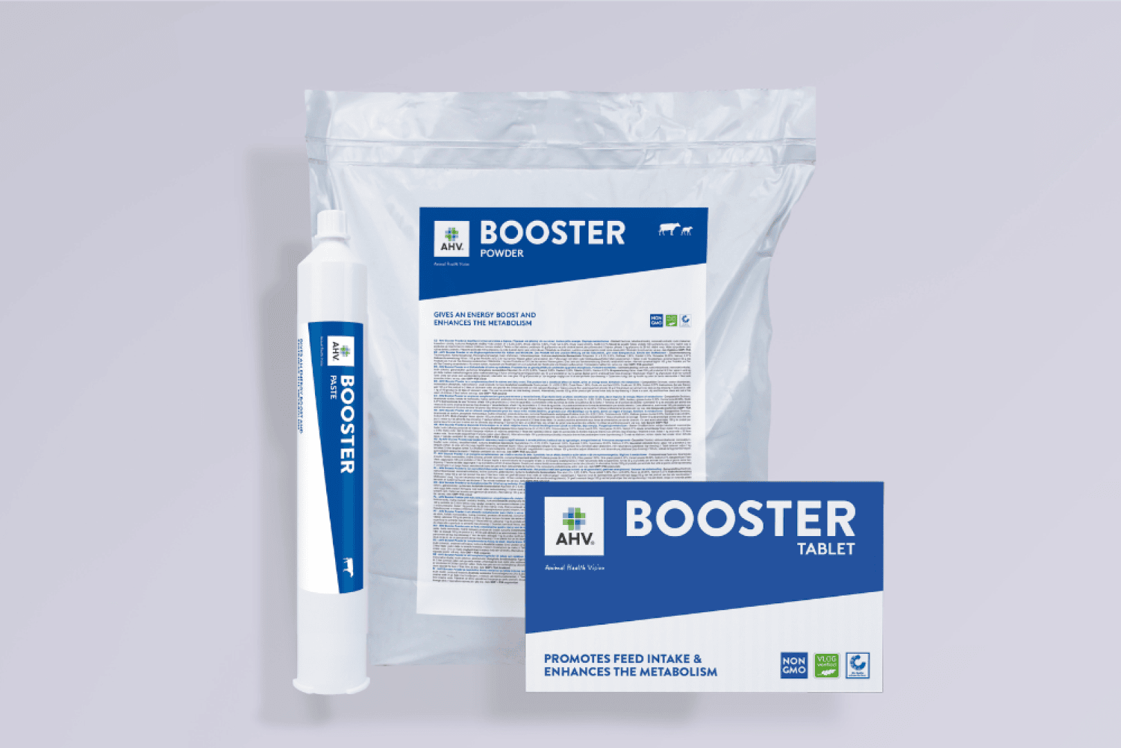 Drei AHV-Tierarzneimittel (Pulver, Tablettenpackung und Röhrchen) mit der Bezeichnung Booster auf hellem Hintergrund; die Verpackung hebt die Vorteile für den Stoffwechsel und die Futteraufnahme der Tiere hervor.