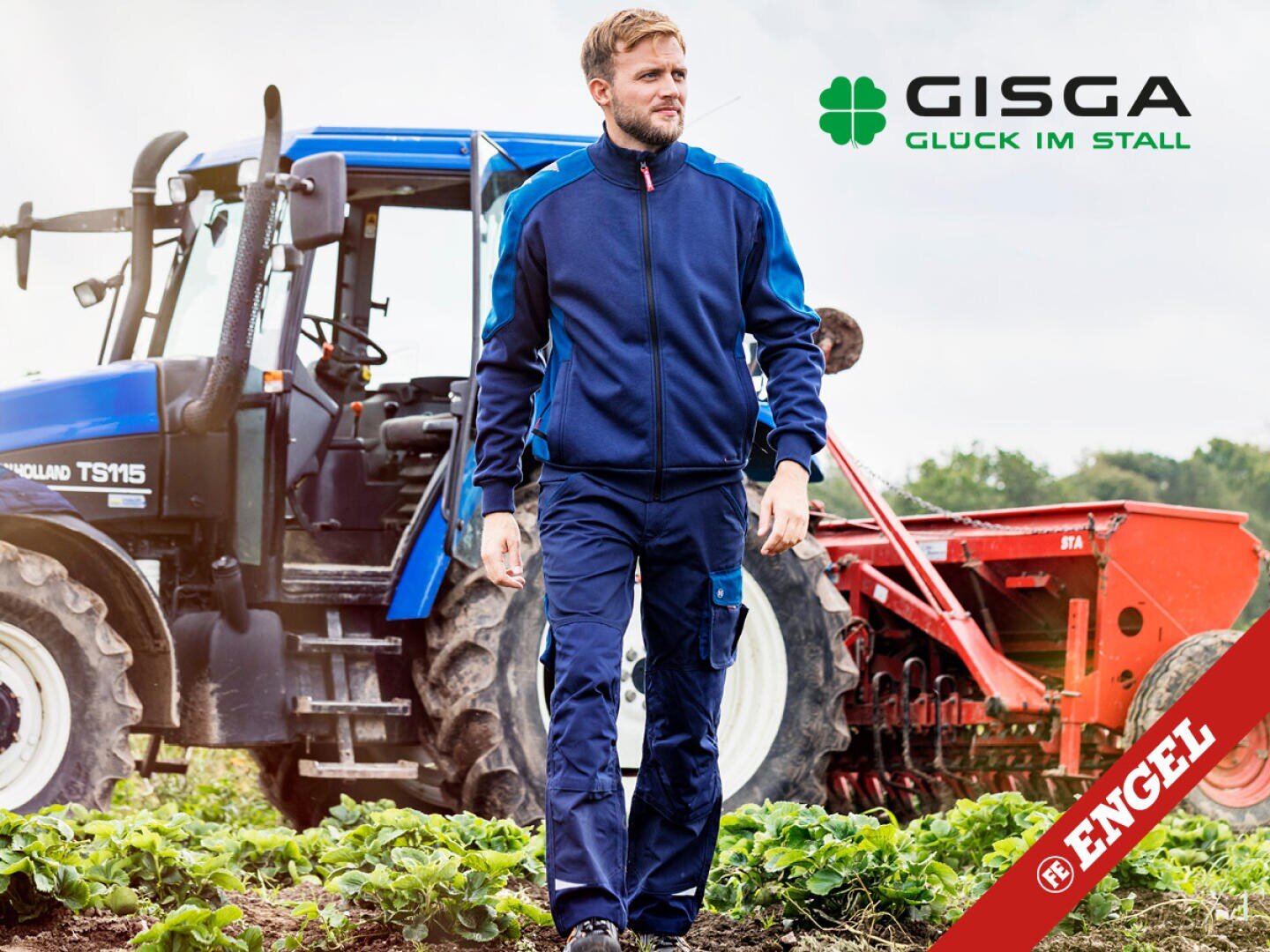 Ein Mann in blauer Arbeitskleidung geht durch ein Feld mit einem blauen Traktor und roten landwirtschaftlichen Geräten hinter ihm. Auf dem Bild sind die Logos von GISGA Glück im Stall und ENGEL zu sehen.
