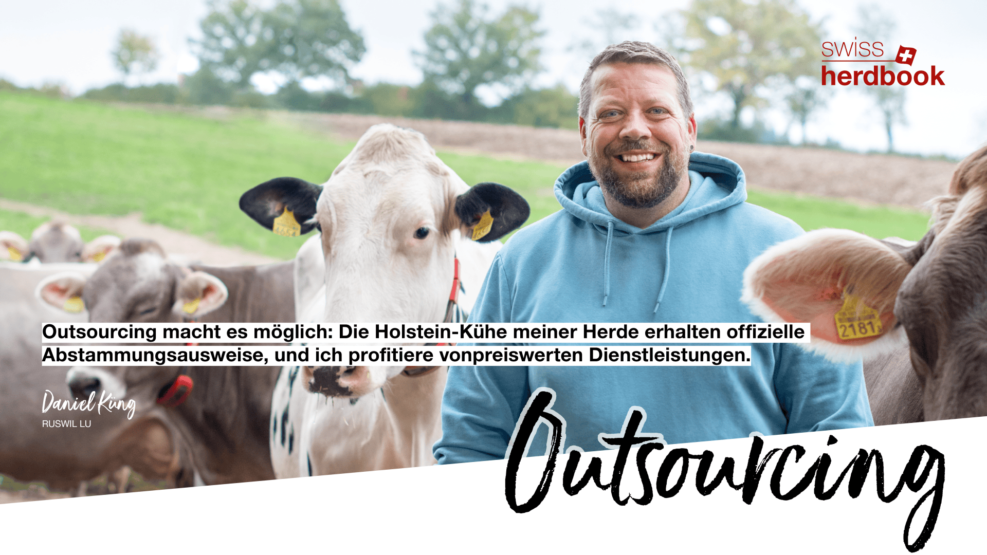 Ein lächelnder Mann in einem blauen Kapuzenpulli steht vor mehreren Holstein-Kühen auf einer Weide. Der Text wirbt für das Outsourcing von amtlichen Abstammungsnachweisen und erschwinglichen Dienstleistungen, mit dem Logo von Swiss Herdbook.