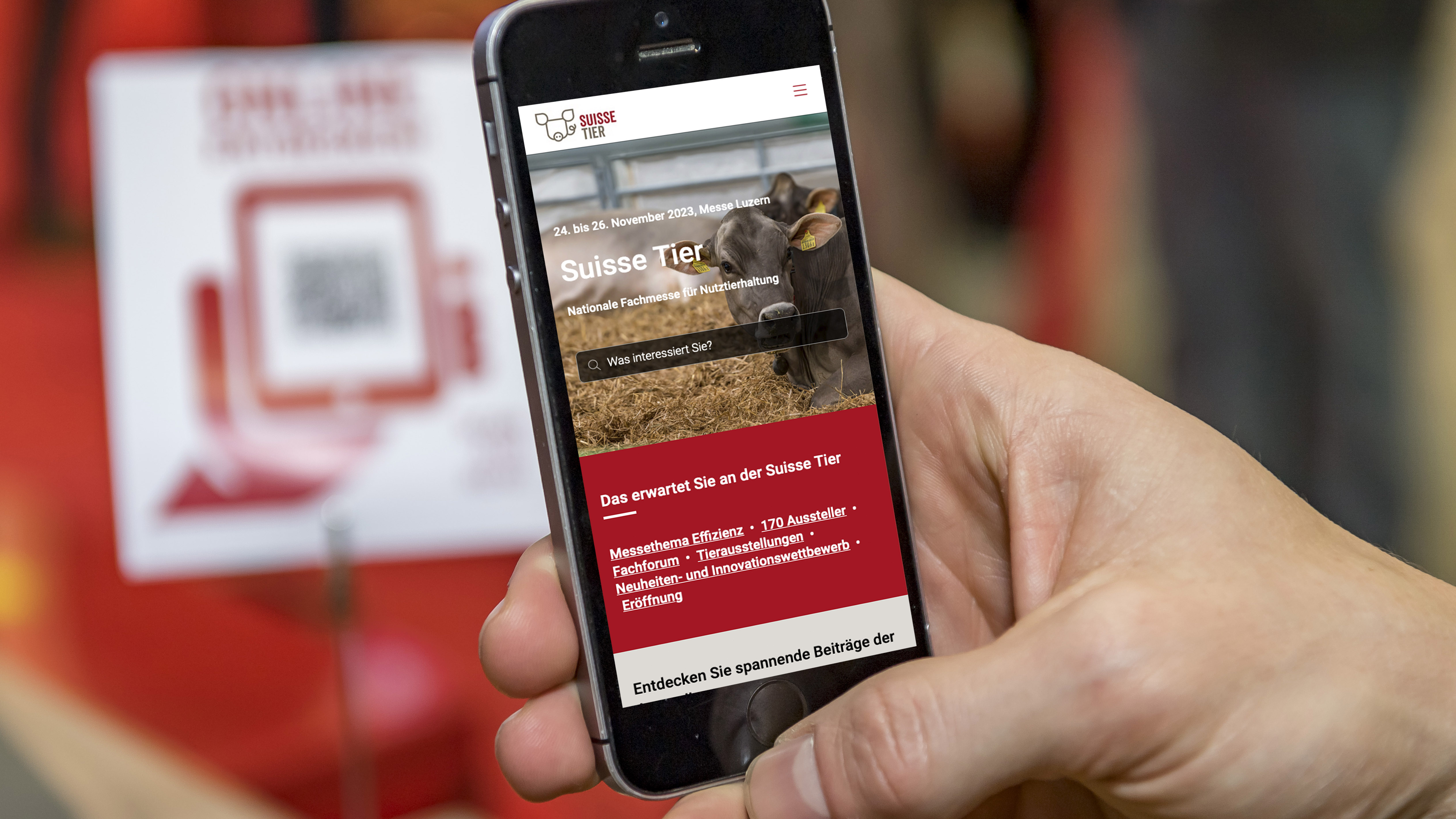 Eine Person hält ein Tablet mit einer Website der AM Expo in den Händen. Die Website zeigt verschiedene Artikel zu Robotik und 3D-Druck.