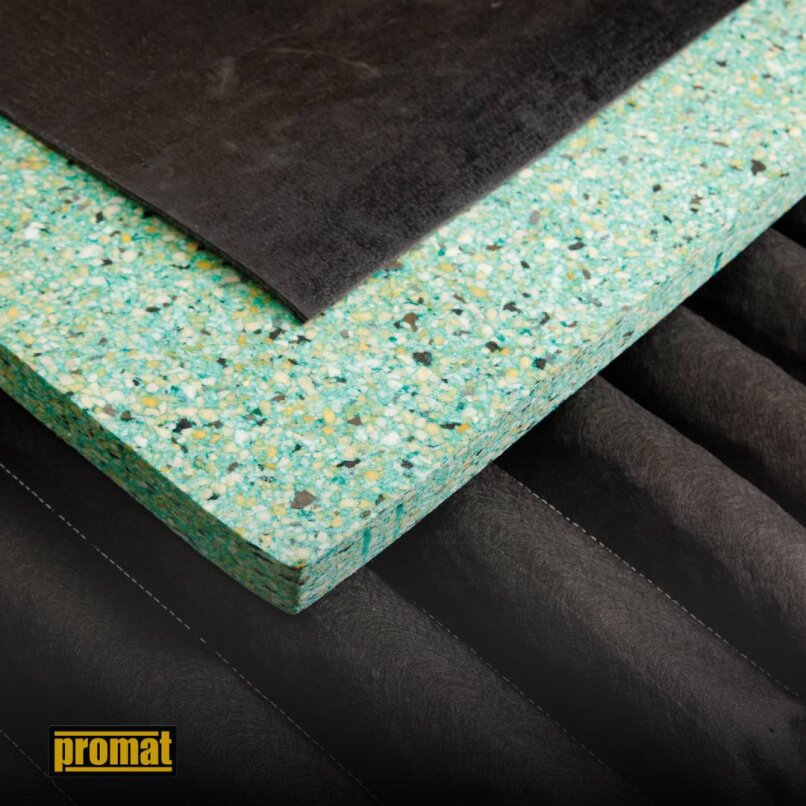 Mehrere Schichten verschiedener Materialien, darunter eine gesprenkelte Schaumstoffplatte und schwarzer Stoff, sind übereinander gestapelt. Das promat-Logo erscheint in der unteren linken Ecke.