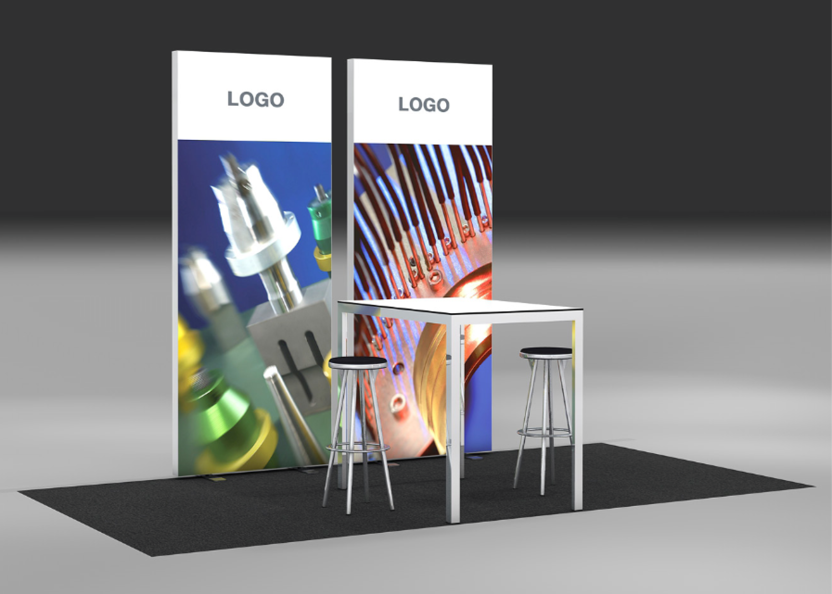 Messestand mit zwei Hockern und einem Tisch. Dahinter befinden sich zwei senkrechte Paneele mit dem LOGO und farbenfrohen Abbildungen von technischen oder medizinischen Geräten. Der Boden ist mit Teppich ausgelegt und der Hintergrund ist grau.
